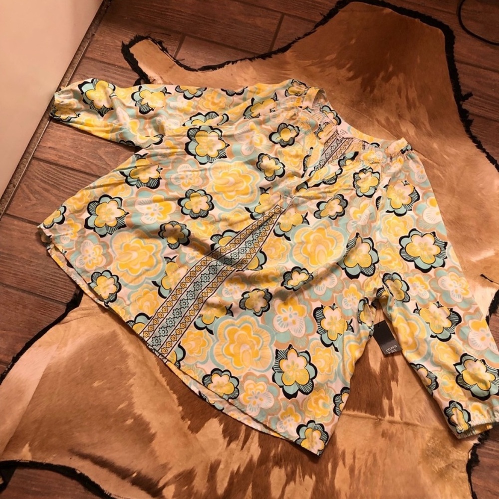 SPRING IS COMING SALE!! 🎉🌼🌺 Crown & Ivy lightweight shirt